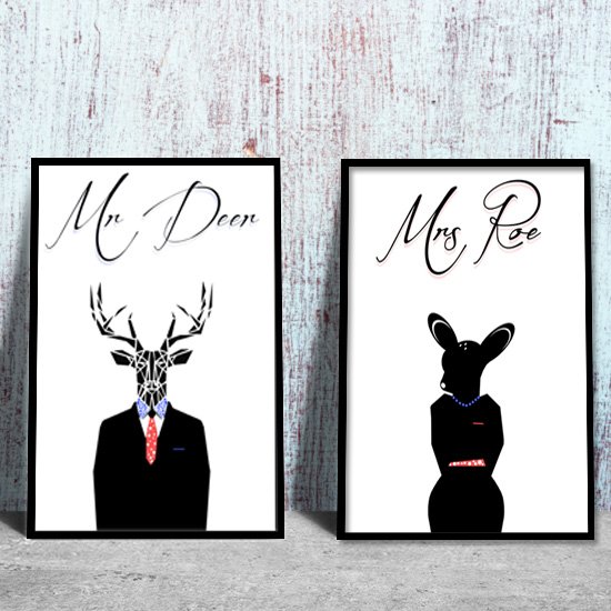 Plakaty w czarnych ramach z motywem jelenia w garniturze i sarenki w sukience - dekoracja dla par