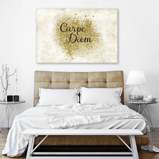 Piękny plakat - złote akcenty i napis "Carpe Diem"