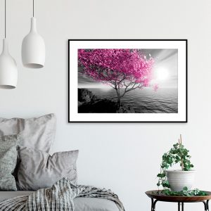 Czarno-biały plakat z różowym drzewem