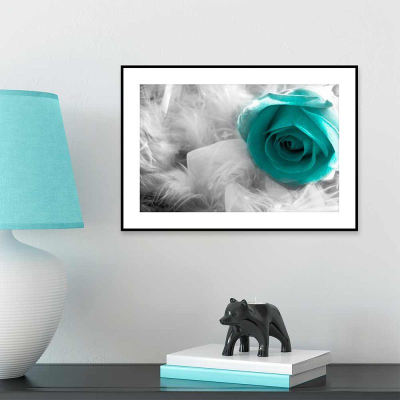 Plakat z motywem róży i piór Plakat z turkusową różą