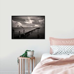 plakat szare morze i falochron w sypialni