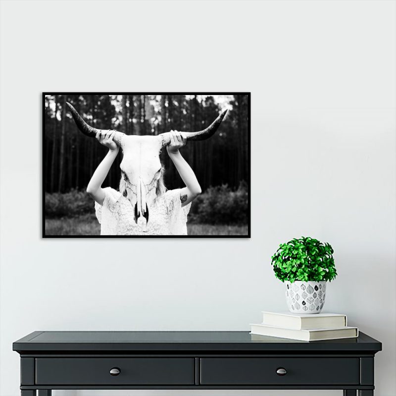 Plakat z motywem kobiety i czaszki Plakat byk