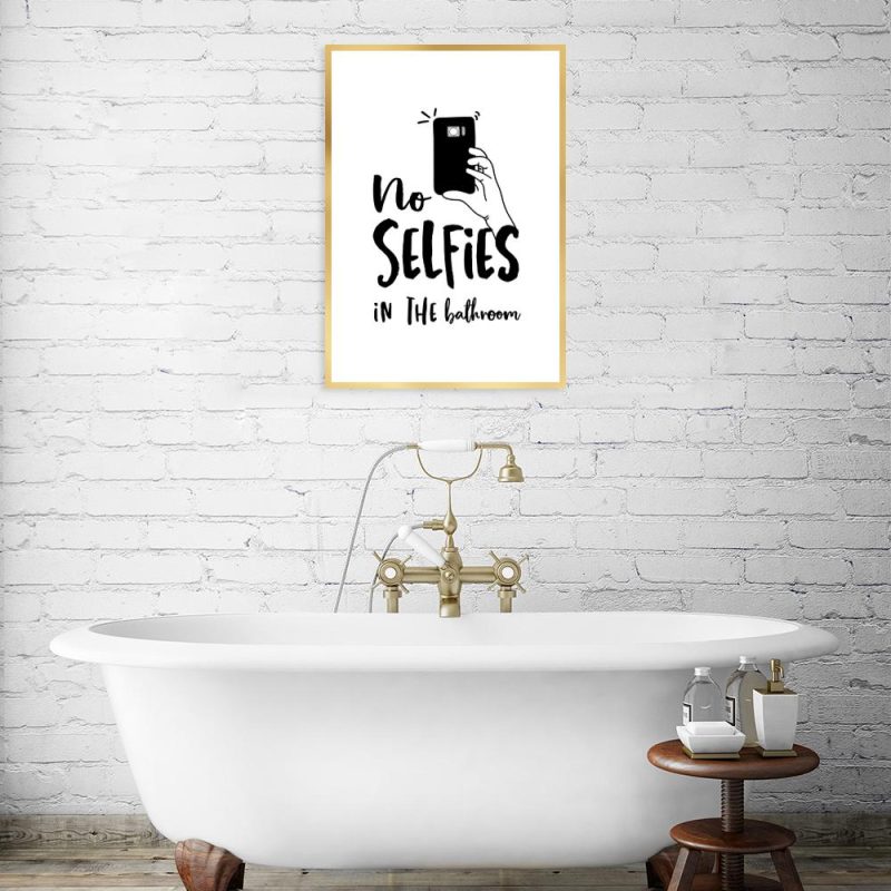 czarno-biały plakat no selfies in the bathroom