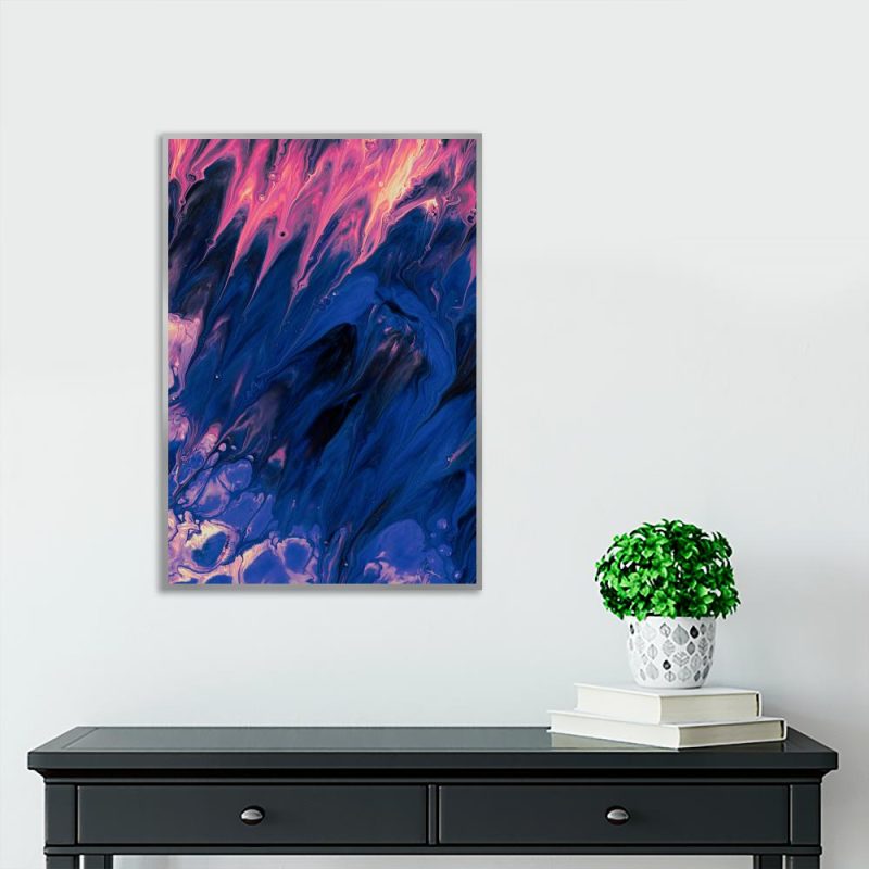 plakat z motywem fioletowej abstrakcji do salonu