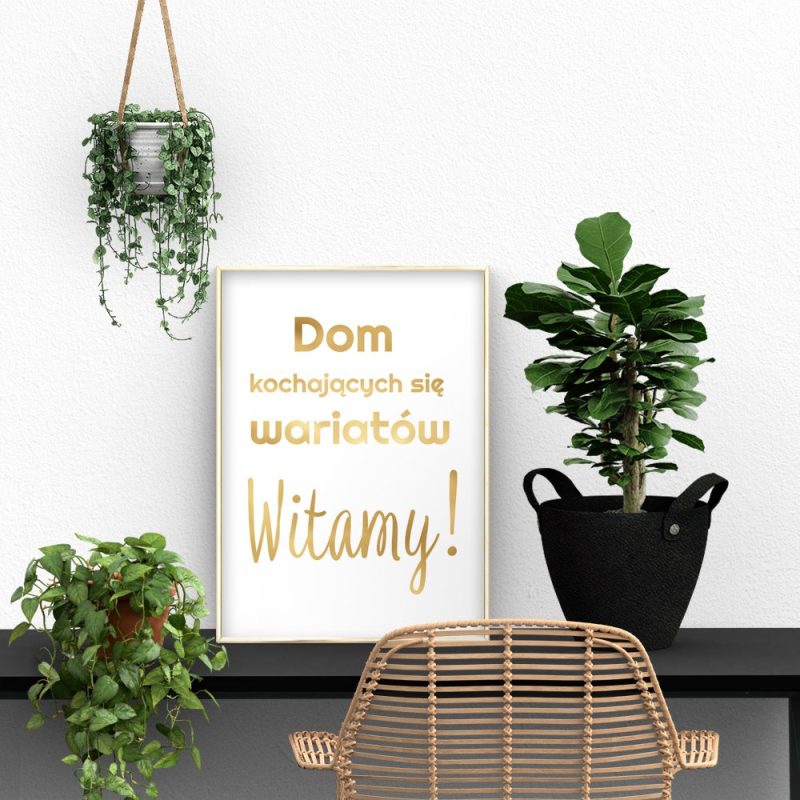 pokój dzienny ze złotym plakatem