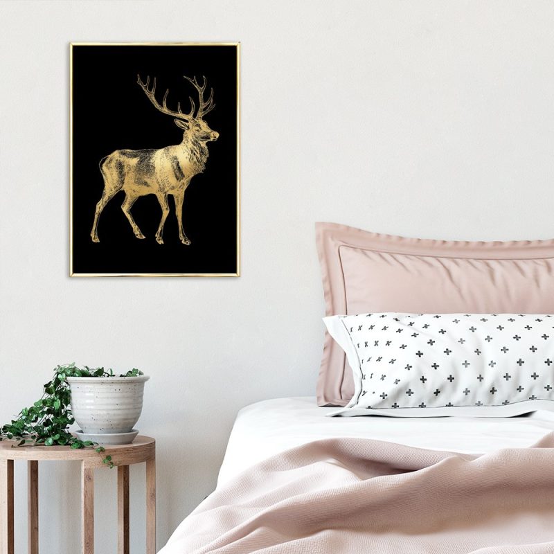 czarny plakat ze złotym jeleniem