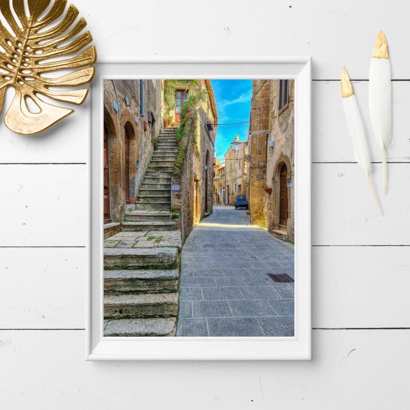Plakat z malowniczą uliczką w Toskanii