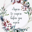 Plakat z aforyzmem i kwiatami: aspire to inspire before you expire