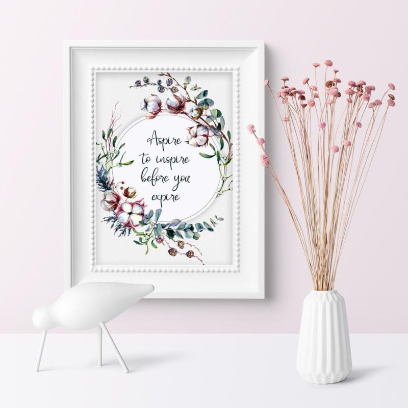 Plakat z złotą myślą i kwiatami: aspire to inspire before you expire Plakat z złotą myślą i kwiatami: aspire to inspire before you expire