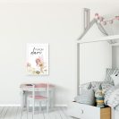 Plakat z różowowłosą wróżką i kwiatami do dziecinnego pokoju