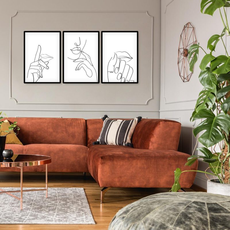 Zestaw plakatów ze szkicem dłoni oraz ust Zestaw plakatów ze szkicem dłoni oraz ust